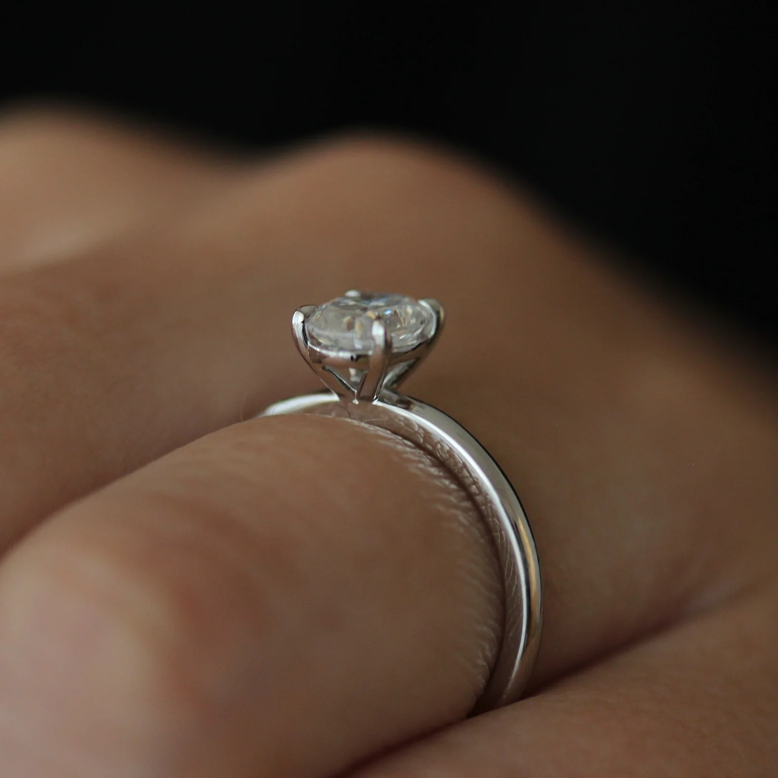 Geneva 1 Ct Oval Moissanite Ring - Image 6