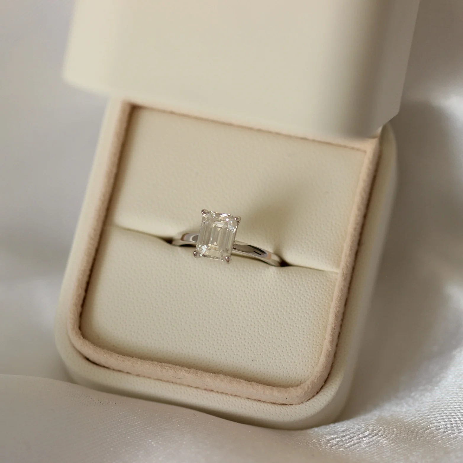 Lille Emerald Moissanite Ring - Image 4