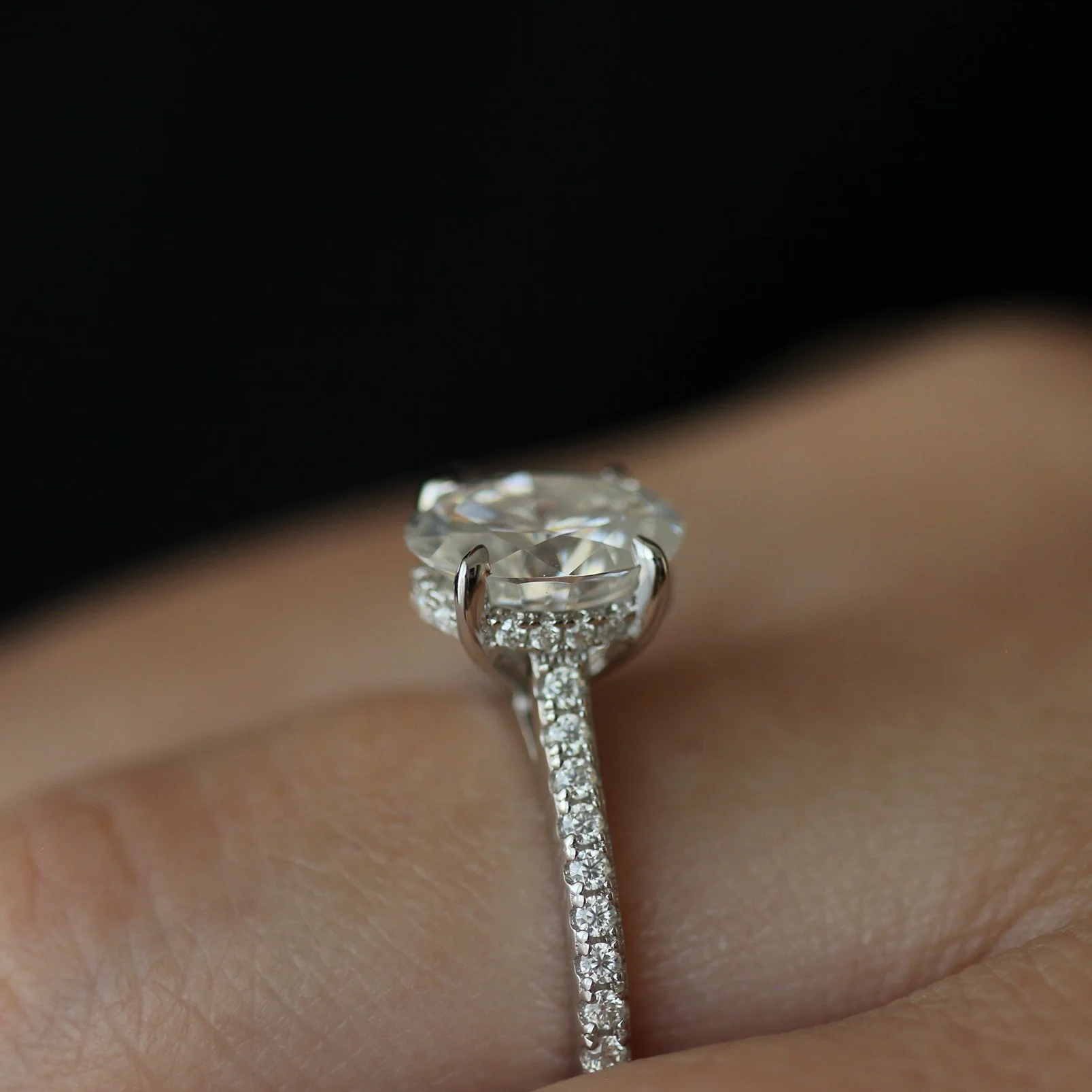 Siena 2 Ct Oval Moissanite Ring - Image 4