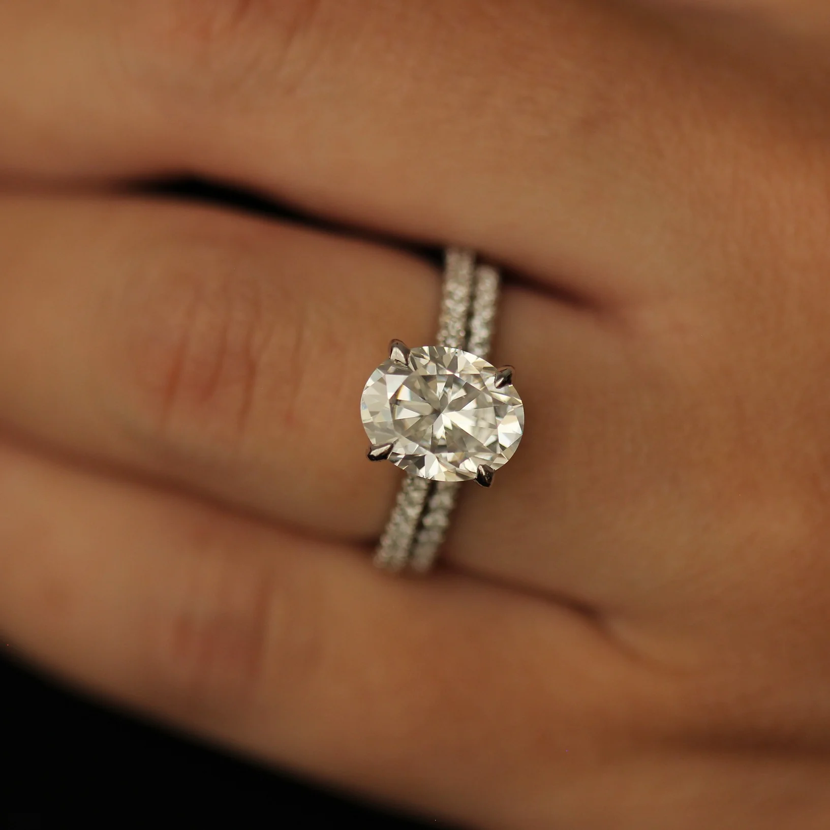 Siena 3 Ct Oval Moissanite Ring - Image 3